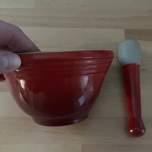 Le Creuset Mortar & Pestle - 20oz red